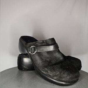 Vionic Adelaide Black Suede Clogs with Orthaheel Technology